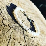 Bracelet blanc brodée avec perles nacrées