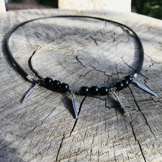 Collier indien noir et argenté avec des plumes