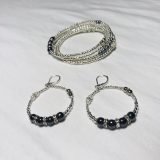 Molly boucles d’oreilles grises, blanches et argentées