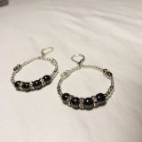 Boucles d’oreilles Molly, grises, blanches et argentées. Réalisées entièrement main. Peuvent être accompagnées par le bracelet Molly.