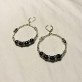 Boucles d’oreilles Molly, grises, blanches et argentées. Réalisées entièrement main. Peuvent être accompagnées par le bracelet Molly.