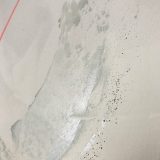 Tableau abstrait blanc argenté (gris), noire et rouge