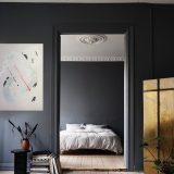 Tableau abstrait blanc argenté (gris), noire et rouge