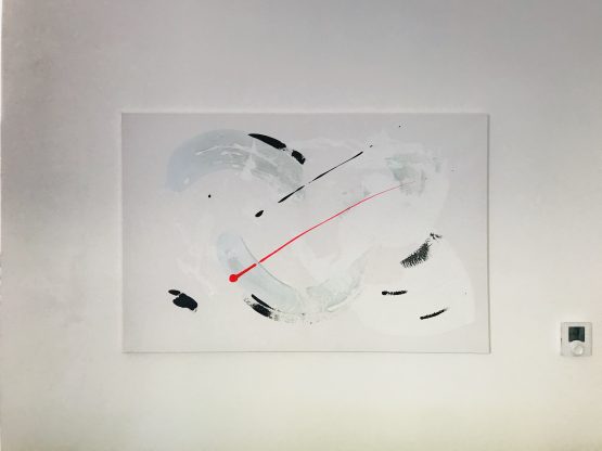 Tableau abstrait blanc argenté (gris), noire et rouge