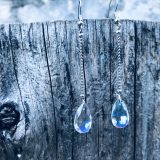 Boucles d’oreilles avec l’arme transparente arc-en-ciel