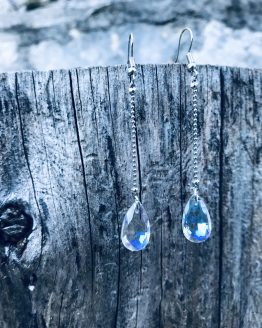 Boucles d’oreilles avec l’arme transparente arc-en-ciel