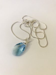 Collier argenté avec larme cristal bleu ciel