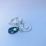 Collier brillant avec larme verte bleue