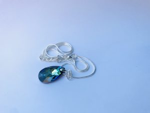 Collier brillant avec larme verte bleue