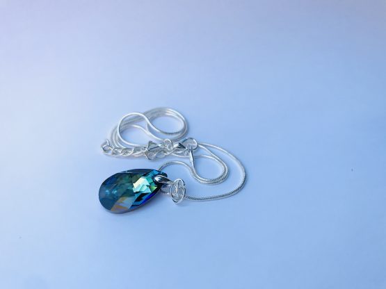 Collier brillant avec larme verte bleue