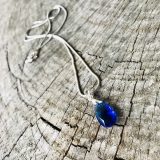 Colier avec larme bleue foncée en cristal