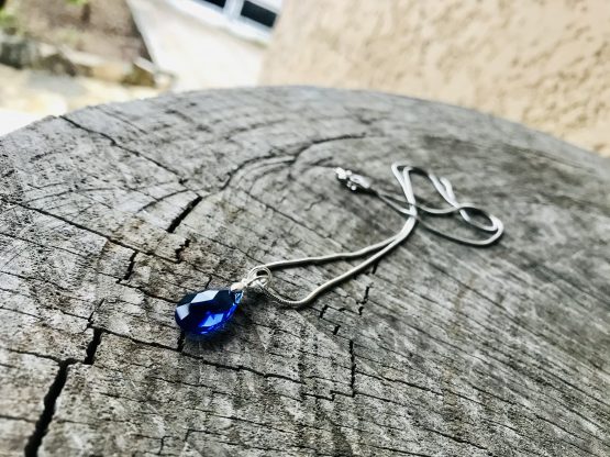 Colier avec larme bleue foncée en cristal