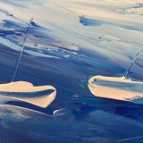 Toile “Orage” réalisée par Jana Kuzmi Et avec elle, les écrits bleus: Quelques larmes de l’orage bleu, n’arrivent plus à sécher … Les bateaux n’arrivent plus à trouver les trajectoires de retour … Le port est lointain … Il n’y a plus de l’horizon calme, Et ne s’entre voit même plus … Trouver un phare, pourrait être déjà ça… Mais non! La mer 🌊 s’en va … Elle lâche son coup de gueule pour pousser le cri de ces entrailles aigris … Et laisse tomber ces larmes sur ma toile cette nuit @janakuzmi #larmesbleues #larmes #nuages #bateaux #canvasart #voiliers⛵️ #canvaspainting #stormclouds #newpainting #artcurator #peintureetpoésie #janakuzmi #fineartpainting #fineart #loveart❤️ #modrá #bluecanvas #💙💙💙 #blumagazine #artmag #artgallery #bluegallery #sailinginstagram #yachtart #bateaux #voiliers #ecritsbleus