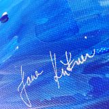 Toile “Orage” réalisée par Jana Kuzmi Et avec elle, les écrits bleus: Quelques larmes de l’orage bleu, n’arrivent plus à sécher … Les bateaux n’arrivent plus à trouver les trajectoires de retour … Le port est lointain … Il n’y a plus de l’horizon calme, Et ne s’entre voit même plus … Trouver un phare, pourrait être déjà ça… Mais non! La mer 🌊 s’en va … Elle lâche son coup de gueule pour pousser le cri de ces entrailles aigris … Et laisse tomber ces larmes sur ma toile cette nuit @janakuzmi #larmesbleues #larmes #nuages #bateaux #canvasart #voiliers⛵️ #canvaspainting #stormclouds #newpainting #artcurator #peintureetpoésie #janakuzmi #fineartpainting #fineart #loveart❤️ #modrá #bluecanvas #💙💙💙 #blumagazine #artmag #artgallery #bluegallery #sailinginstagram #yachtart #bateaux #voiliers #ecritsbleus