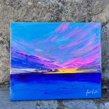 Peinture originale et unique "Bonjour Aujourd’hui" - Original Unique Painting "Hello Today" - Oeuvre d'art coloré et flashie - Colored Art - Peinture le coucher du soleil de sud de la France-Painting of french sunset FR : Peinture artistique avec le coucher du soleil sur la mer méditerranéenne. Près de Marseille, les vues y sont prélassant et pleins d'incroyables traits. L'arrivé d'hiver nous apporte les nuages colorées par les reflets rosâtres de soleil... Nom de la toile : Bonjour Aujourd’hui Taille : 30 x 25 cm Technique : Couteau Matière : Acrylique Cette petite toile a un binôme, qui s'appelle "Aurevoir demain". Vous pouvez réaliser un lot de 2 toiles qui sont très agréable à regarder et donne une profondeur à l'endroit où elles se trouvent. Je travaille également à la commande. Si une de mes toiles vous plaisent, je peux réaliser une toile de votre choix, après avoir convenu sa taille, le prix et le paiement de votre commande. Artistiquement, Jana KUZMI EN : Artistic painting with sunset over the Mediterranean sea. Near Marseille, the views are relaxing and full of incredible features. The arrival of winter brings us clouds colored by the pinkish reflections of the sun... Name of the painting: Hello Today Size: 30 x 25 cm Technique: Knife Material: Acrylic This little canvas has a pair, which is called "Goodbye tomorrow". You can make a set of 2 canvases which are very pleasant to look at and give depth to the place where they are located. I also work to order. If you like one of my paintings, I can create a canvas of your choice, after having agreed on its size, price and payment for your order. Artistically, Jana KUZMI