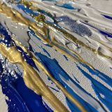 Détail de la Toile Luminescence Titre : Luminescence - Peinture Abstraite Originale en Bleu, Or et Paillettes | Œuvre Authentique Description : La peinture abstraite originale "Luminescence", en photographie a déjà été vendue. Cependant, je vous propose un style similaire aux mêmes couleurs : des nuances de bleus, d'or, de paillettes et de blanc. Caractéristiques de l'œuvre : Composition Mystérieuse : Cette peinture abstraite mélange différentes matières, gardant le secret de sa fabrication, créant ainsi une pièce unique et captivante. Éclat Intérieur : "Luminescence" illumine chaque espace où elle est placée, apportant profondeur et reflets remarquables, notamment dans les endroits ensoleillés, révélant sa magie au-delà de l'imagination. Polyvalence de Placement : Sérénité Artistique : Avec une référence évoquant la mer sous un soleil éclatant, cette œuvre devient un élément central dans divers environnements, qu'il s'agisse du salon, d'un cabinet professionnel (avocat, médecin, psychologue), ou tout autre espace que vous désirez embellir. Harmonie Intérieure : "Luminescence" apporte une atmosphère détendue et harmonieuse, capturant l'essence apaisante de l'horizon. Chaque toile est signée et accompagnée de son certificat d'authenticité. Pour la concevoir, choisissez simplement la taille qui vous convient et après confirmation de votre commande, je la créerai sans délai. Laissez-vous enchanter par "Luminescence", une œuvre artistique captivante qui illuminera votre espace de son éclat unique et apaisant.