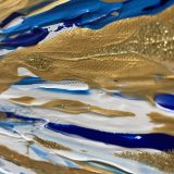 Détail de la toile Luminescence - L'œuvre d'art Luminescence Titre : Luminescence - Peinture Abstraite Originale en Bleu, Or et Paillettes | Œuvre Authentique Description : La peinture abstraite originale "Luminescence", en photographie a déjà été vendue. Cependant, je vous propose un style similaire aux mêmes couleurs : des nuances de bleus, d'or, de paillettes et de blanc. Caractéristiques de l'œuvre : Composition Mystérieuse : Cette peinture abstraite mélange différentes matières, gardant le secret de sa fabrication, créant ainsi une pièce unique et captivante. Éclat Intérieur : "Luminescence" illumine chaque espace où elle est placée, apportant profondeur et reflets remarquables, notamment dans les endroits ensoleillés, révélant sa magie au-delà de l'imagination. Polyvalence de Placement : Sérénité Artistique : Avec une référence évoquant la mer sous un soleil éclatant, cette œuvre devient un élément central dans divers environnements, qu'il s'agisse du salon, d'un cabinet professionnel (avocat, médecin, psychologue), ou tout autre espace que vous désirez embellir. Harmonie Intérieure : "Luminescence" apporte une atmosphère détendue et harmonieuse, capturant l'essence apaisante de l'horizon. Chaque toile est signée et accompagnée de son certificat d'authenticité. Pour la concevoir, choisissez simplement la taille qui vous convient et après confirmation de votre commande, je la créerai sans délai. Laissez-vous enchanter par "Luminescence", une œuvre artistique captivante qui illuminera votre espace de son éclat unique et apaisant.