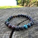 Bracelet Akira avec 7 différents pierres semi-précieuses : oeil de tigre, oeil de boeuf, oeil de tigre violet et oeil de tigre vert, oeil de faucon, pierre de lava et onyx noir brillant.