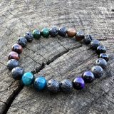 Bracelet Akira avec 7 différents pierres semi-précieuses : oeil de tigre, oeil de boeuf, oeil de tigre violet et oeil de tigre vert, oeil de faucon, pierre de lava et onyx noir brillant.
