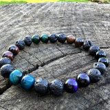 Bracelet Akira avec 7 différents pierres semi-précieuses : oeil de tigre, oeil de boeuf, oeil de tigre violet et oeil de tigre vert, oeil de faucon, pierre de lava et onyx noir brillant.