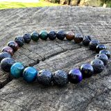 Bracelet Akira avec 7 différents pierres semi-précieuses : oeil de tigre, oeil de boeuf, oeil de tigre violet et oeil de tigre vert, oeil de faucon, pierre de lava et onyx noir brillant.