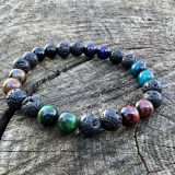Bracelet Akira avec 7 différents pierres semi-précieuses : oeil de tigre, oeil de boeuf, oeil de tigre violet et oeil de tigre vert, oeil de faucon, pierre de lava et onyx noir brillant.