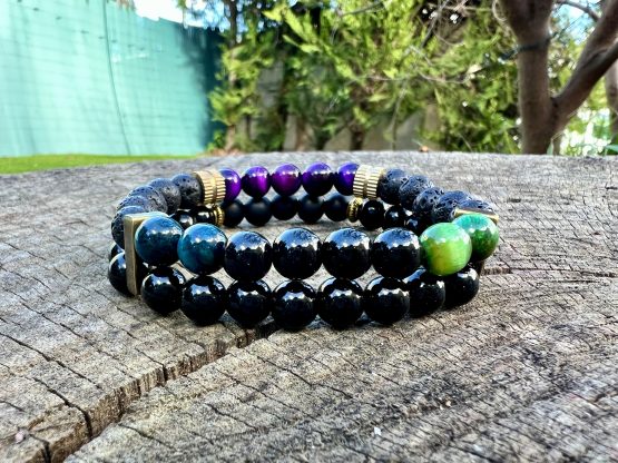 Bracelet Reefly, gemmes semi-précieux avec plusieurs couleurs de l'oeil de tigre, onyx brillant et pierre de lava noire. Réalisation, les ateliers de Boucle Bel Air, Créatrice et artiste peintre Jana KUZMI