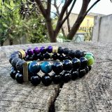 Bracelet Reefly, gemmes semi-précieux avec plusieurs couleurs de l'oeil de tigre, onyx brillant et pierre de lava noire. Réalisation, les ateliers de Boucle Bel Air, Créatrice et artiste peintre Jana KUZMI