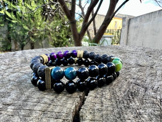 Bracelet Reefly, gemmes semi-précieux avec plusieurs couleurs de l'oeil de tigre, onyx brillant et pierre de lava noire. Réalisation, les ateliers de Boucle Bel Air, Créatrice et artiste peintre Jana KUZMI