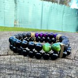 Bracelet Reefly, gemmes semi-précieux avec plusieurs couleurs de l'oeil de tigre, onyx brillant et pierre de lava noire. Réalisation, les ateliers de Boucle Bel Air, Créatrice et artiste peintre Jana KUZMI