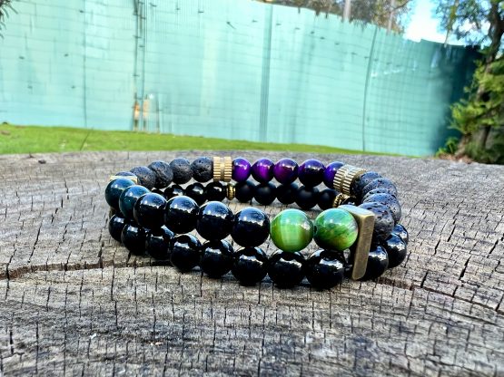 Bracelet Reefly, gemmes semi-précieux avec plusieurs couleurs de l'oeil de tigre, onyx brillant et pierre de lava noire. Réalisation, les ateliers de Boucle Bel Air, Créatrice et artiste peintre Jana KUZMI