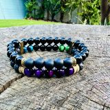 Bracelet Reefly, gemmes semi-précieux avec plusieurs couleurs de l'oeil de tigre, onyx brillant et pierre de lava noire. Réalisation, les ateliers de Boucle Bel Air, Créatrice et artiste peintre Jana KUZMI