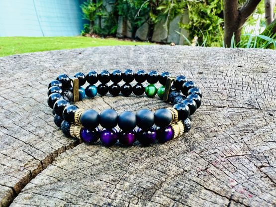 Bracelet Reefly, gemmes semi-précieux avec plusieurs couleurs de l'oeil de tigre, onyx brillant et pierre de lava noire. Réalisation, les ateliers de Boucle Bel Air, Créatrice et artiste peintre Jana KUZMI