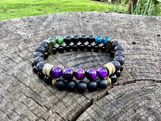 Bracelet Reefly, gemmes semi-précieux avec plusieurs couleurs de l'oeil de tigre, onyx brillant et pierre de lava noire. Réalisation, les ateliers de Boucle Bel Air, Créatrice et artiste peintre Jana KUZMI