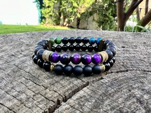 Bracelet Reefly, gemmes semi-précieux avec plusieurs couleurs de l'oeil de tigre, onyx brillant et pierre de lava noire. Réalisation, les ateliers de Boucle Bel Air, Créatrice et artiste peintre Jana KUZMI