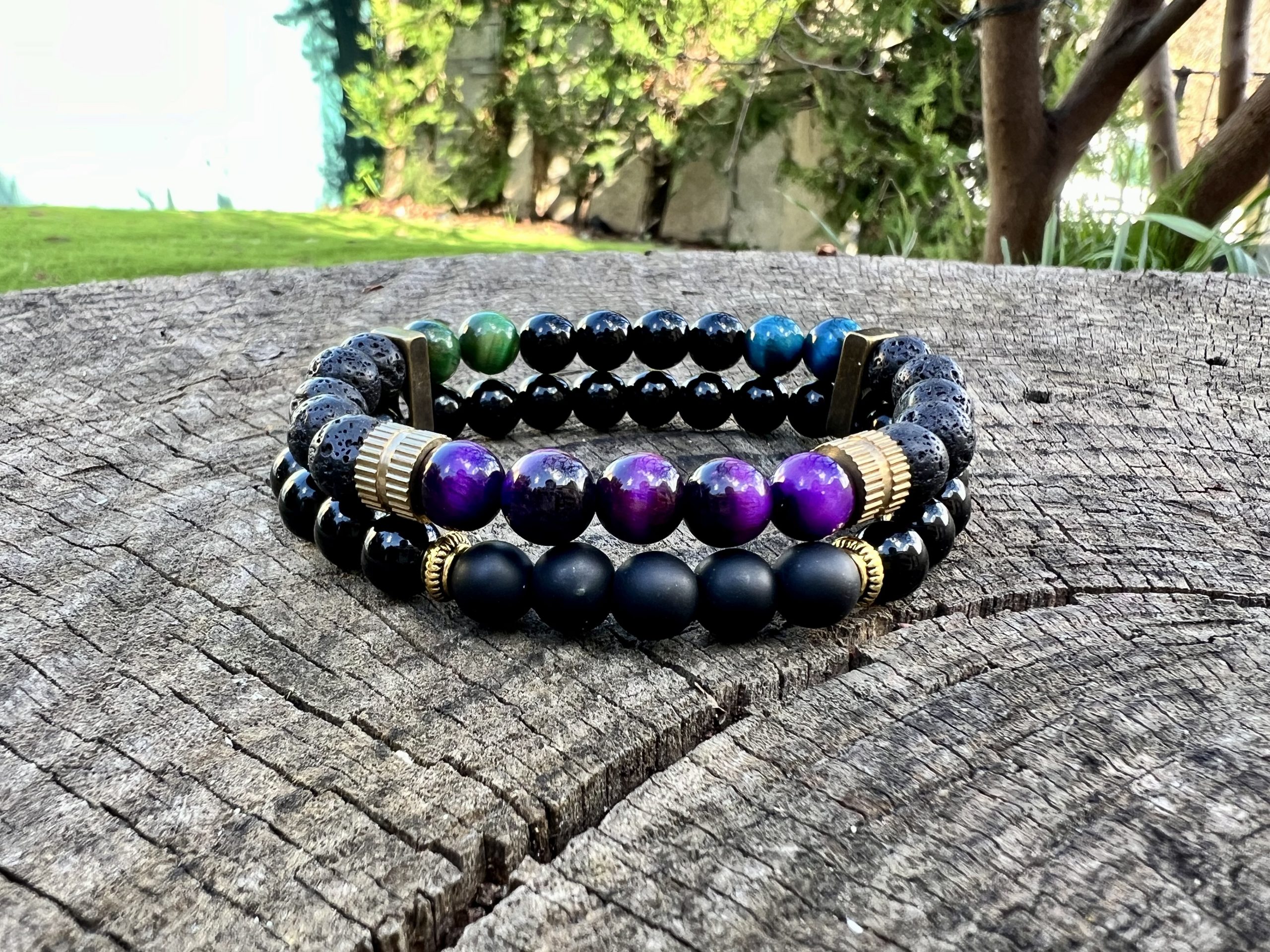 Bracelet Reefly, gemmes semi-précieux avec plusieurs couleurs de l'oeil de tigre, onyx brillant et pierre de lava noire. Réalisation, les ateliers de Boucle Bel Air, Créatrice et artiste peintre Jana KUZMI