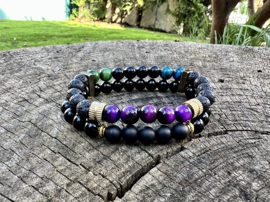 Bracelet Reefly, gemmes semi-précieux avec plusieurs couleurs de l'oeil de tigre, onyx brillant et pierre de lava noire. Réalisation, les ateliers de Boucle Bel Air, Créatrice et artiste peintre Jana KUZMI