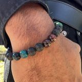 Bracelet Akira avec 7 différents pierres semi-précieuses : oeil de tigre, oeil de boeuf, oeil de tigre violet et oeil de tigre vert, oeil de faucon, pierre de lava et onyx noir brillant.