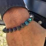 Bracelet Akira avec 7 différents pierres semi-précieuses : oeil de tigre, oeil de boeuf, oeil de tigre violet et oeil de tigre vert, oeil de faucon, pierre de lava et onyx noir brillant.