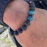 Bracelet Akira avec 7 différents pierres semi-précieuses : oeil de tigre, oeil de boeuf, oeil de tigre violet et oeil de tigre vert, oeil de faucon, pierre de lava et onyx noir brillant.