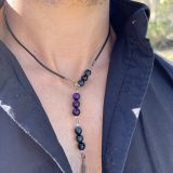 Collier Unisexe KIM Découvrez l'exclusivité du Collier Unisexe KIM - Une œuvre d'art repositionnable et ajustable pour homme et femme. Le Collier KIM se distingue par sa polyvalence exceptionnelle, conçu pour s'adapter à vos besoins et à votre style unique. Que vous préfériez un look avec un pendentif long, mi-long ou court, le Collier KIM vous offre une flexibilité totale. Sa fermeture intelligente permet de repositionner le bijou à plusieurs endroits, vous permettant ainsi de jouer avec la taille et le style, faisant de ce collier un accessoire pratique, modifiable et véritablement hors du commun. Fabriqué avec une lanière en cuir noir de haute qualité, le Collier KIM est orné d'œil de faucon et d'œil de tigre violet, des pierres semi-précieuses reconnues pour leurs propriétés bénéfiques. L'œil de faucon est réputé pour stimuler la clarté mentale, tandis que l'œil de tigre violet est associé à la protection et à l'équilibre émotionnel. La breloque de plume en bronze ajoute une touche d'élégance et de sophistication, faisant du Collier KIM bien plus qu'un simple accessoire. Collier Unisexe KIM Ce bijou unisexe KIM peut être commandé pour les deux genres, permettant un partage harmonieux. De plus, la possibilité de personnaliser les couleurs et de superposer d'autres colliers de la collection offre une infinité de combinaisons pour exprimer votre style personnel. Explorez le Collier KIM et dévoilez votre style unique, que ce soit pour une soirée chic, une journée décontractée ou un événement spécial. Avec ses pierres semi-précieuses aux vertus reconnues, ce bijou est bien plus qu'un simple accessoire de mode - c'est une déclaration de votre individualité et de votre bien-être. Commandez dès maintenant et plongez dans l'univers captivant du Collier Unisexe KIM. Exprimez-vous, soyez unique, soyez KIM !