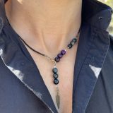Collier Unisexe KIM Découvrez l'exclusivité du Collier Unisexe KIM - Une œuvre d'art repositionnable et ajustable pour homme et femme. Le Collier KIM se distingue par sa polyvalence exceptionnelle, conçu pour s'adapter à vos besoins et à votre style unique. Que vous préfériez un look avec un pendentif long, mi-long ou court, le Collier KIM vous offre une flexibilité totale. Sa fermeture intelligente permet de repositionner le bijou à plusieurs endroits, vous permettant ainsi de jouer avec la taille et le style, faisant de ce collier un accessoire pratique, modifiable et véritablement hors du commun. Fabriqué avec une lanière en cuir noir de haute qualité, le Collier KIM est orné d'œil de faucon et d'œil de tigre violet, des pierres semi-précieuses reconnues pour leurs propriétés bénéfiques. L'œil de faucon est réputé pour stimuler la clarté mentale, tandis que l'œil de tigre violet est associé à la protection et à l'équilibre émotionnel. La breloque de plume en bronze ajoute une touche d'élégance et de sophistication, faisant du Collier KIM bien plus qu'un simple accessoire. Collier Unisexe KIM Ce bijou unisexe KIM peut être commandé pour les deux genres, permettant un partage harmonieux. De plus, la possibilité de personnaliser les couleurs et de superposer d'autres colliers de la collection offre une infinité de combinaisons pour exprimer votre style personnel. Explorez le Collier KIM et dévoilez votre style unique, que ce soit pour une soirée chic, une journée décontractée ou un événement spécial. Avec ses pierres semi-précieuses aux vertus reconnues, ce bijou est bien plus qu'un simple accessoire de mode - c'est une déclaration de votre individualité et de votre bien-être. Commandez dès maintenant et plongez dans l'univers captivant du Collier Unisexe KIM. Exprimez-vous, soyez unique, soyez KIM !