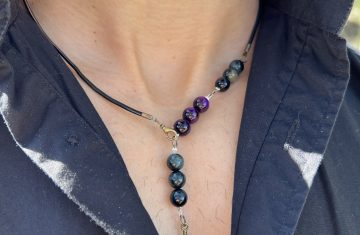 Collier Unisexe KIM Découvrez l'exclusivité du Collier Unisexe KIM - Une œuvre d'art repositionnable et ajustable pour homme et femme. Le Collier KIM se distingue par sa polyvalence exceptionnelle, conçu pour s'adapter à vos besoins et à votre style unique. Que vous préfériez un look avec un pendentif long, mi-long ou court, le Collier KIM vous offre une flexibilité totale. Sa fermeture intelligente permet de repositionner le bijou à plusieurs endroits, vous permettant ainsi de jouer avec la taille et le style, faisant de ce collier un accessoire pratique, modifiable et véritablement hors du commun. Fabriqué avec une lanière en cuir noir de haute qualité, le Collier KIM est orné d'œil de faucon et d'œil de tigre violet, des pierres semi-précieuses reconnues pour leurs propriétés bénéfiques. L'œil de faucon est réputé pour stimuler la clarté mentale, tandis que l'œil de tigre violet est associé à la protection et à l'équilibre émotionnel. La breloque de plume en bronze ajoute une touche d'élégance et de sophistication, faisant du Collier KIM bien plus qu'un simple accessoire. Collier Unisexe KIM Ce bijou unisexe KIM peut être commandé pour les deux genres, permettant un partage harmonieux. De plus, la possibilité de personnaliser les couleurs et de superposer d'autres colliers de la collection offre une infinité de combinaisons pour exprimer votre style personnel. Explorez le Collier KIM et dévoilez votre style unique, que ce soit pour une soirée chic, une journée décontractée ou un événement spécial. Avec ses pierres semi-précieuses aux vertus reconnues, ce bijou est bien plus qu'un simple accessoire de mode - c'est une déclaration de votre individualité et de votre bien-être. Commandez dès maintenant et plongez dans l'univers captivant du Collier Unisexe KIM. Exprimez-vous, soyez unique, soyez KIM !