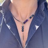 Collier Unisexe KIM Découvrez l'exclusivité du Collier Unisexe KIM - Une œuvre d'art repositionnable et ajustable pour homme et femme. Le Collier KIM se distingue par sa polyvalence exceptionnelle, conçu pour s'adapter à vos besoins et à votre style unique. Que vous préfériez un look avec un pendentif long, mi-long ou court, le Collier KIM vous offre une flexibilité totale. Sa fermeture intelligente permet de repositionner le bijou à plusieurs endroits, vous permettant ainsi de jouer avec la taille et le style, faisant de ce collier un accessoire pratique, modifiable et véritablement hors du commun. Fabriqué avec une lanière en cuir noir de haute qualité, le Collier KIM est orné d'œil de faucon et d'œil de tigre violet, des pierres semi-précieuses reconnues pour leurs propriétés bénéfiques. L'œil de faucon est réputé pour stimuler la clarté mentale, tandis que l'œil de tigre violet est associé à la protection et à l'équilibre émotionnel. La breloque de plume en bronze ajoute une touche d'élégance et de sophistication, faisant du Collier KIM bien plus qu'un simple accessoire. Collier Unisexe KIM Ce bijou unisexe KIM peut être commandé pour les deux genres, permettant un partage harmonieux. De plus, la possibilité de personnaliser les couleurs et de superposer d'autres colliers de la collection offre une infinité de combinaisons pour exprimer votre style personnel. Explorez le Collier KIM et dévoilez votre style unique, que ce soit pour une soirée chic, une journée décontractée ou un événement spécial. Avec ses pierres semi-précieuses aux vertus reconnues, ce bijou est bien plus qu'un simple accessoire de mode - c'est une déclaration de votre individualité et de votre bien-être. Commandez dès maintenant et plongez dans l'univers captivant du Collier Unisexe KIM. Exprimez-vous, soyez unique, soyez KIM !