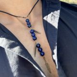 Collier de protection au style indien, les plumes bronze et lanière en cuir noir. Repositionnable, ajustable et élégant. Accessoire homme particulièrement raffiné et léger.