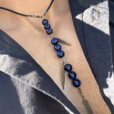 Collier de protection au style indien, les plumes bronze et lanière en cuir noir. Repositionnable, ajustable et élégant. Accessoire homme particulièrement raffiné et léger.