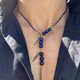 Collier de protection au style indien, les plumes bronze et lanière en cuir noir. Repositionnable, ajustable et élégant. Accessoire homme particulièrement raffiné et léger.