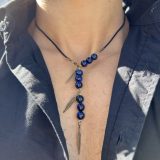 Collier de protection au style indien, les plumes bronze et lanière en cuir noir. Repositionnable, ajustable et élégant. Accessoire homme particulièrement raffiné et léger.
