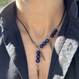 Collier de protection au style indien, les plumes bronze et lanière en cuir noir. Repositionnable, ajustable et élégant. Accessoire homme particulièrement raffiné et léger.