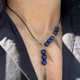 Collier de protection au style indien, les plumes bronze et lanière en cuir noir. Repositionnable, ajustable et élégant. Accessoire homme particulièrement raffiné et léger.